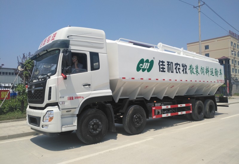液壓散裝飼料車(chē)是怎么操作的？要注意哪些事項(xiàng)？