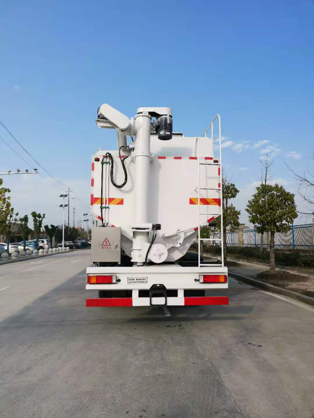天龍前四后八散裝飼料運(yùn)輸車(chē)